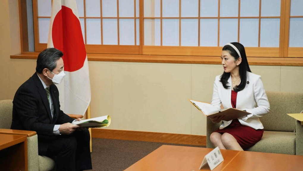 日本冲绳县议员代表团向日本政府递交和平外交意见决议书