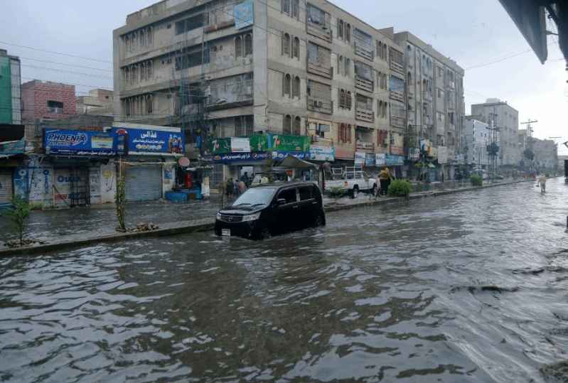 巴基斯坦海得拉巴：涉水出行