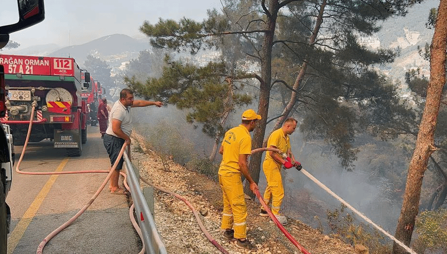 土耳其：扑灭山火