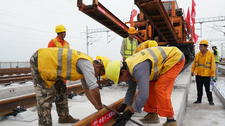 京雄城际铁路全线轨道贯通