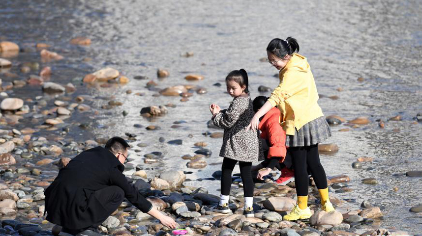 兰州：黄河春暖引游人