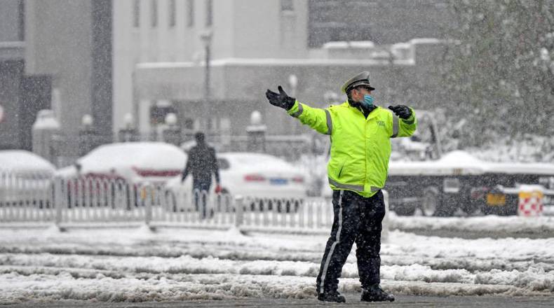 忙碌在雪中