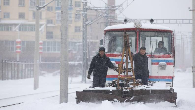 他们 为守护城市浴“雪”奋战