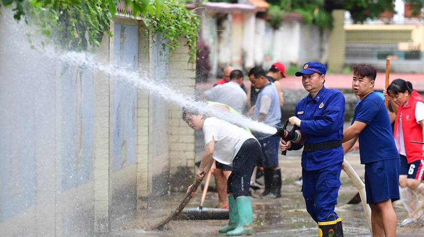 广西融水：乡镇专职消防救援队奋战抗洪一线