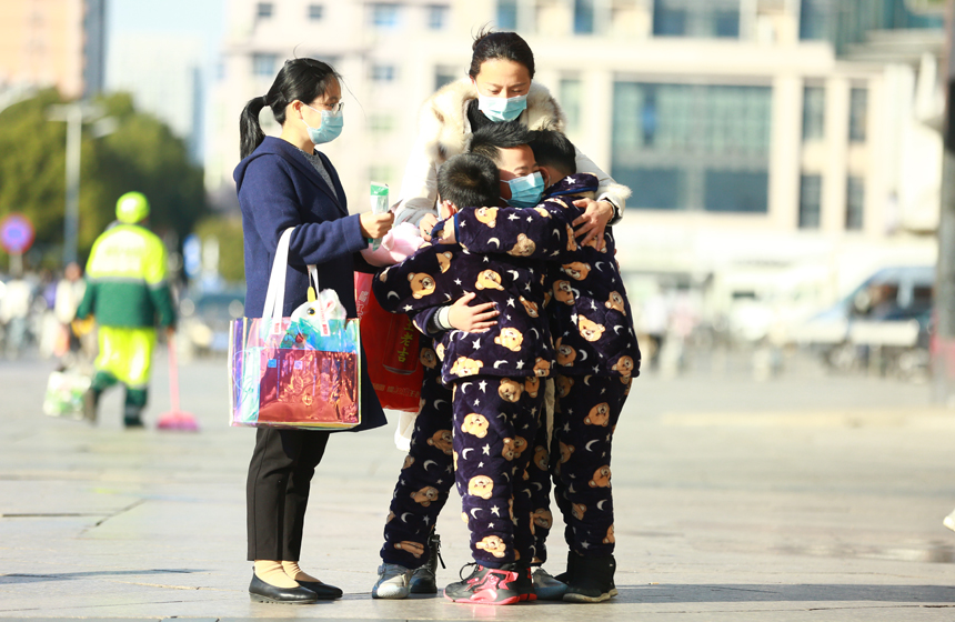 穿着相同服饰的小朋友们在进站前拥抱道别。陆瑶摄