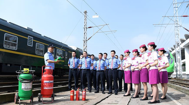 重庆铁路部门联合开展消防实战演练