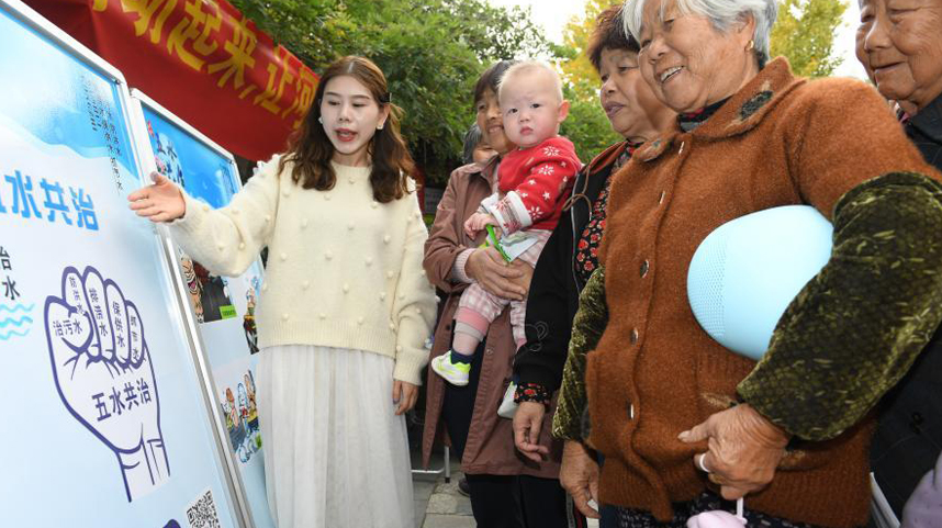 浙江湖州：清洁河道 美化生活