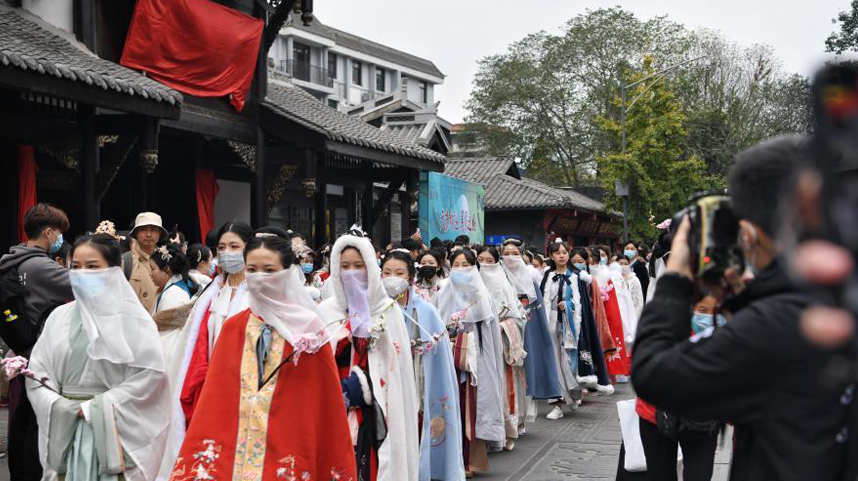 四川成都：汉服巡游展国风