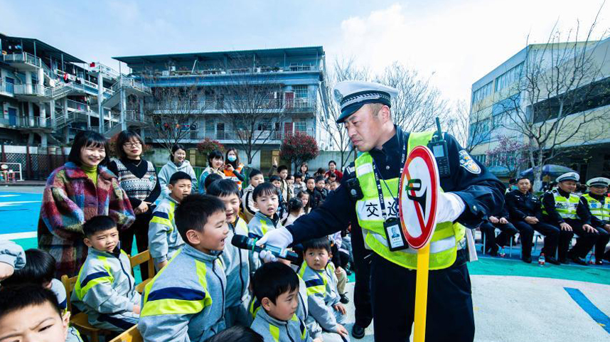 浙江湖州：共享头盔进校园