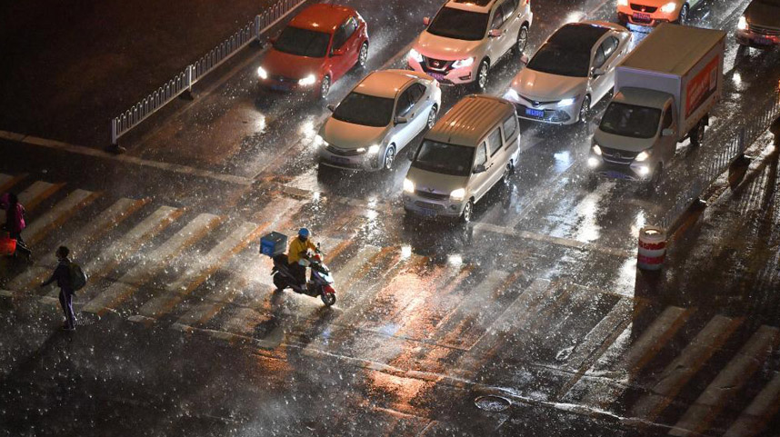 天津遭遇雷电天气