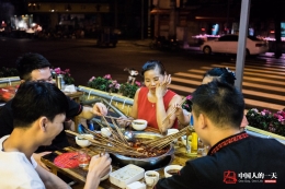 成都的宵夜 是钢筋水泥间的烟火气