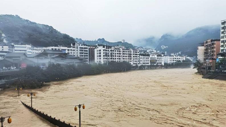 重庆6个区县遭遇大暴雨 3条河流超保证水位