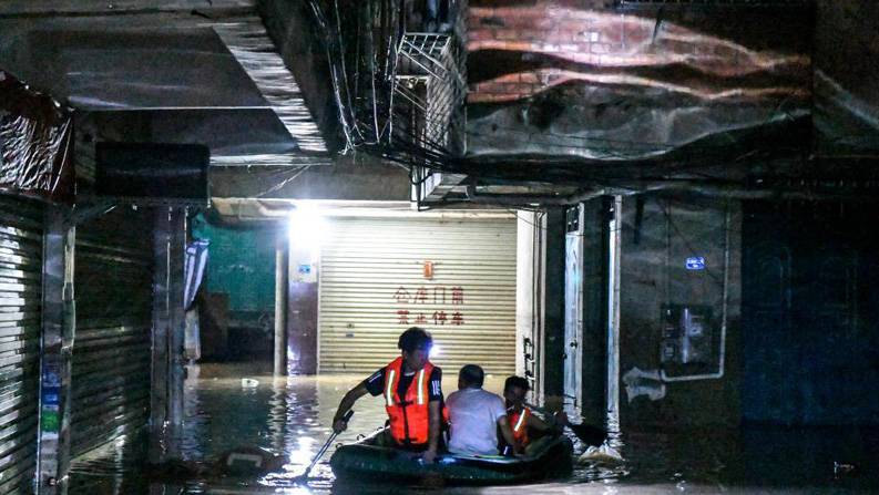 南宁部分地区突降暴雨导致严重内涝