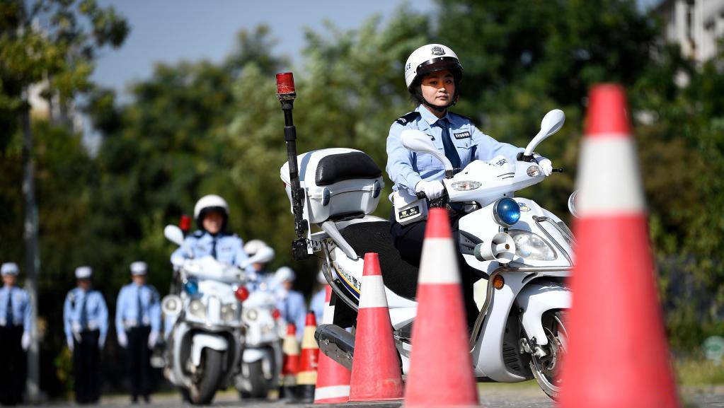 银川：“警花”练兵