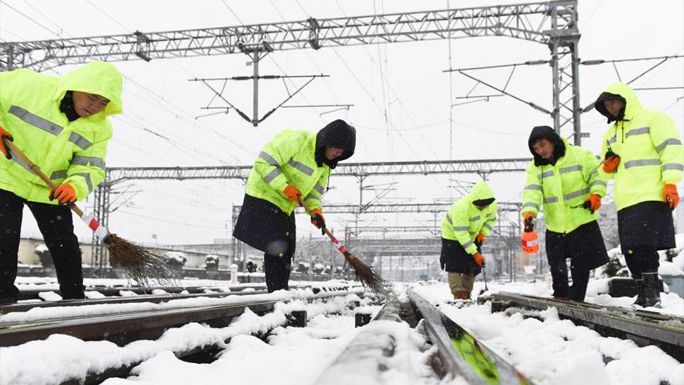 安徽合肥：迎战风雪 保障春运