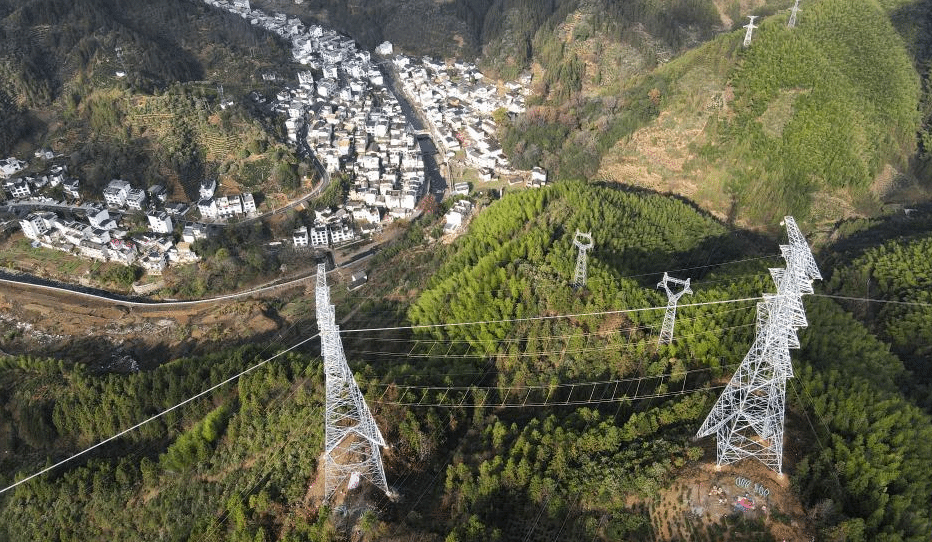 在大山里架起电力“天路”