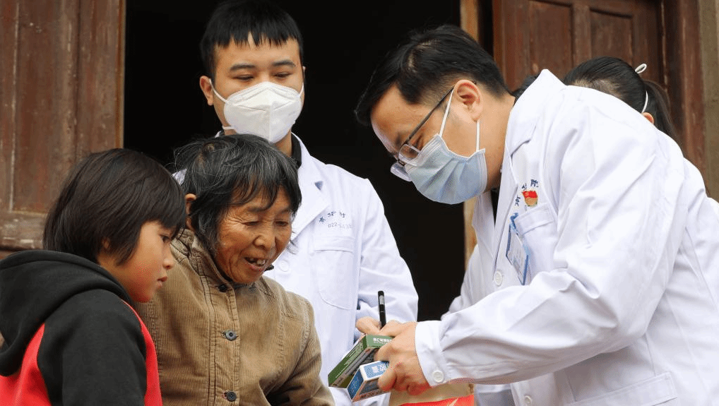湖南郴州：研究生志愿者下乡送健康