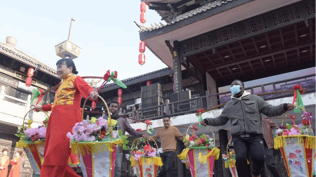 非洲留学生中国古镇迎新春