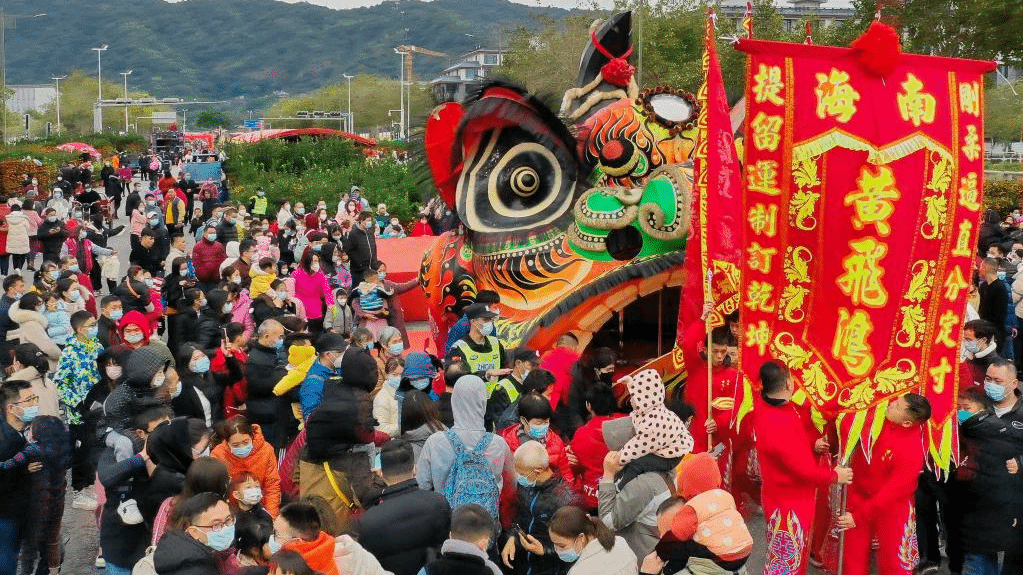 黄飞鸿故里“狮王”巡游迎新春