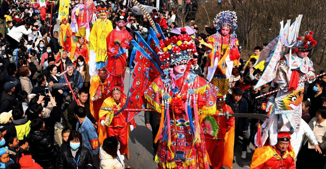 “背芯子”表演闹社火