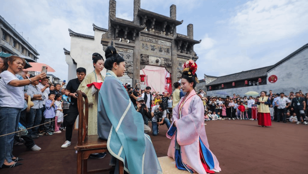 浙江建德举行宋韵水上婚礼表演