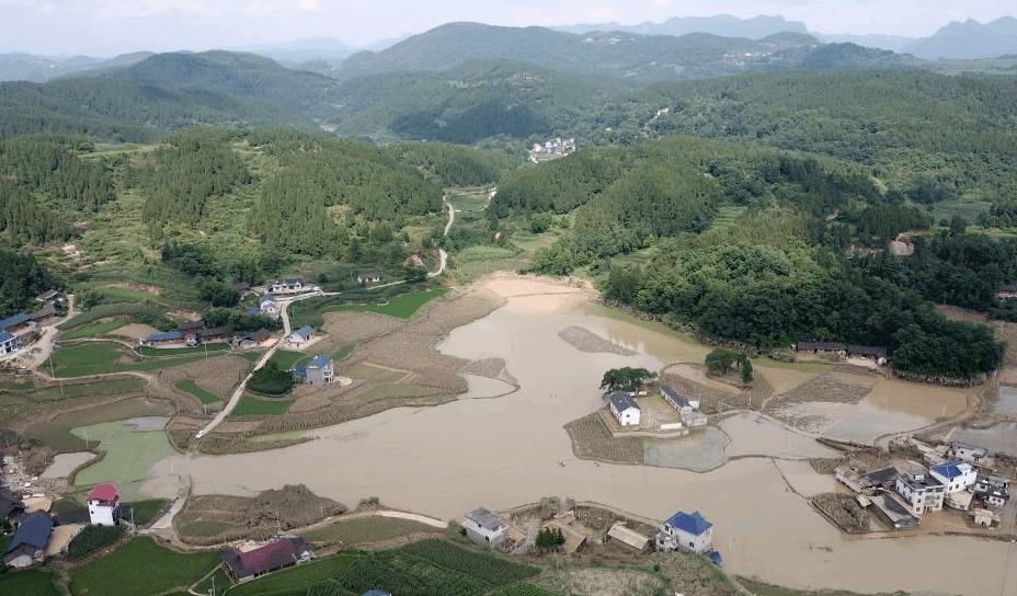 湖南湘西：猛科村开展抗洪救灾