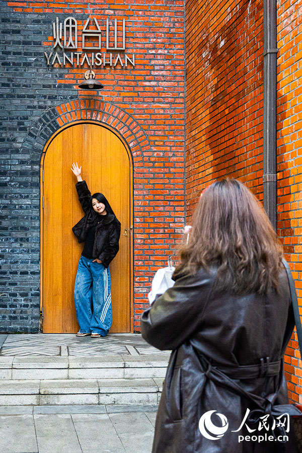 青红砖交错的老墙，成为街区里独具韵味的打卡风景。实习生 李雨泽摄