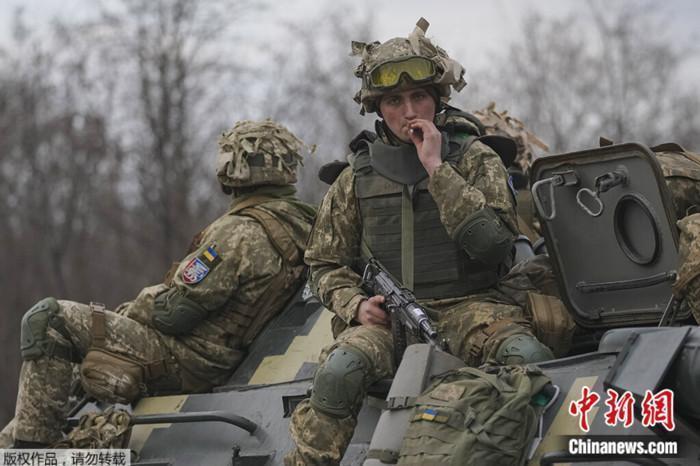 资料图：顿涅茨克地区，乌克兰军人坐在装甲运兵车上。