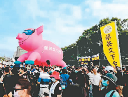 台湾逾5万人上街 反对民进党当局荒唐施政