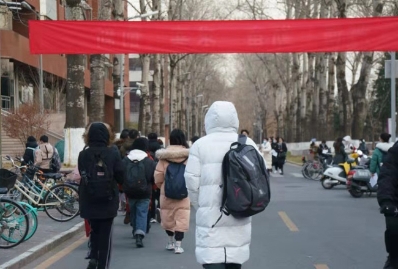 考研首日：9000人清华“赶考” 机器人“把门”