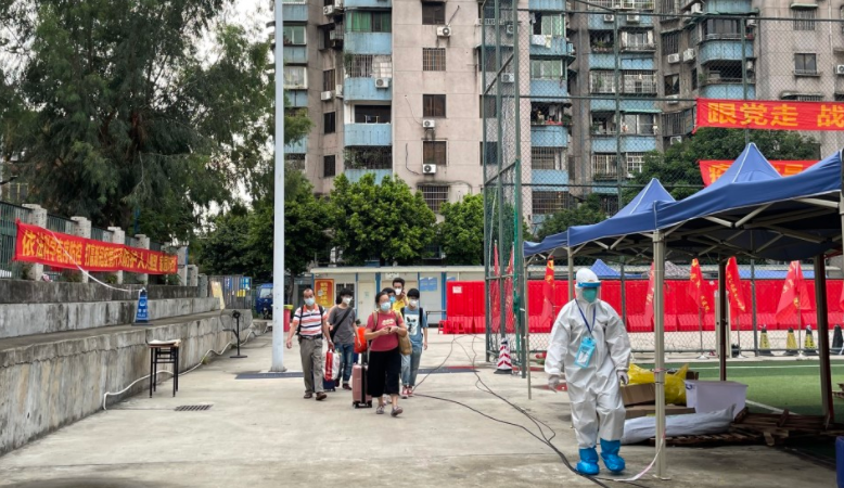 广州荔湾区鹤园小区升级防控举措 居民只进不出