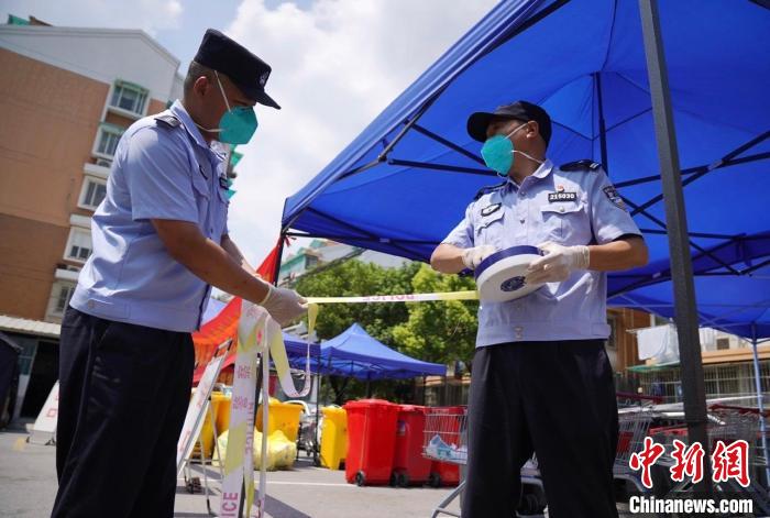 南京建邺区警方在解除小区警戒带。　国武 摄