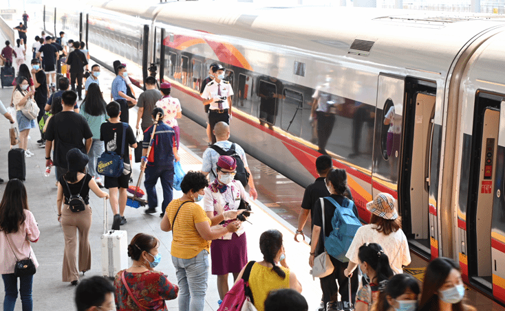 “复兴号”智能动车组满百天 1小时成渝“双城记”