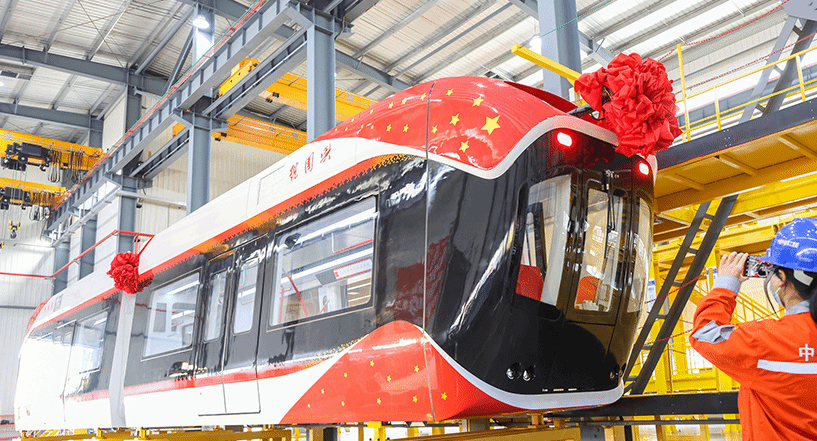 国内首辆磁浮空轨列车在汉下线 最高时速120公里