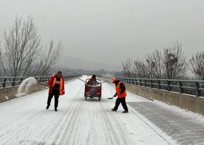 大范围雨雪来袭 各地交通部门除冰清雪保畅通