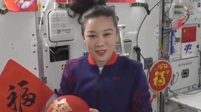 中国航天员首次太空过年：贴“福”字、写春联、吃饺子