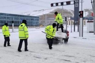 交通部门铲冰除雪保障冬奥和春运出行安全