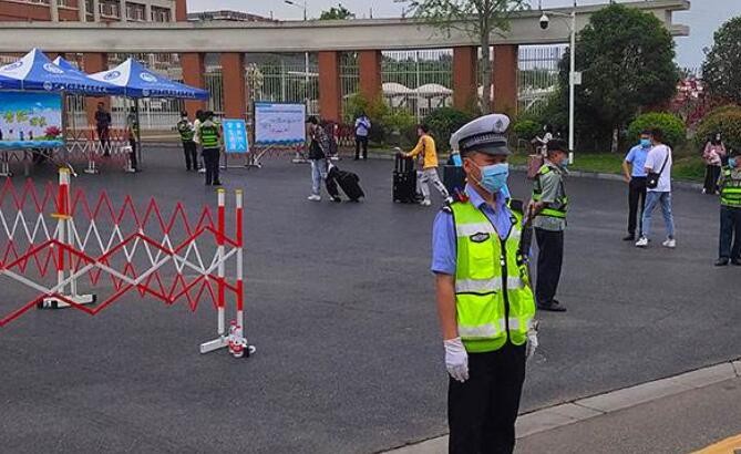 各地迎来学生返校高峰 交通运输部门贴心护航