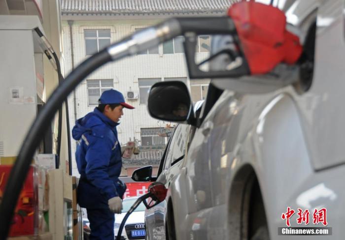 资料图:汽车加油。<a target='_blank' href='/'>中新社</a>发 武俊杰 摄 资料图:汽车加油。<a target='_blank' href='/'>中新社</a>发 武俊杰 摄