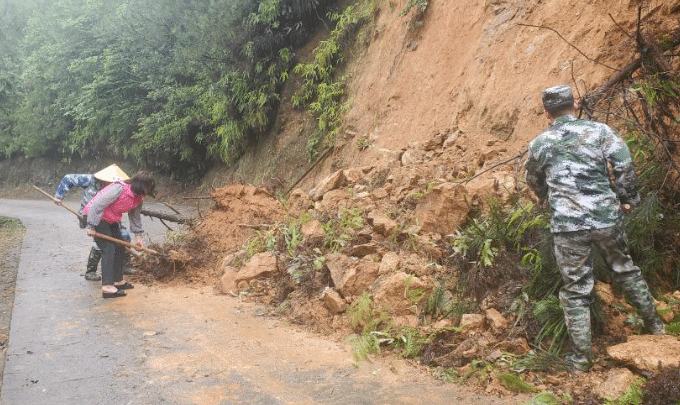 南方强降雨致超警洪水 多地提升应急响应