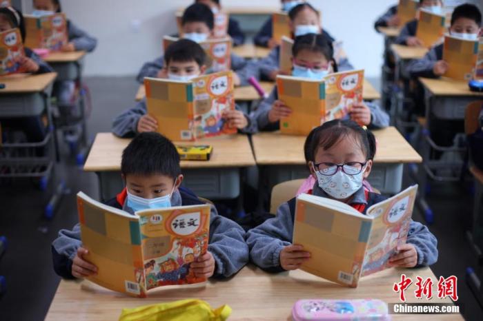 资料图:学生在教室内上课。 泱波 摄 点击进入下一页