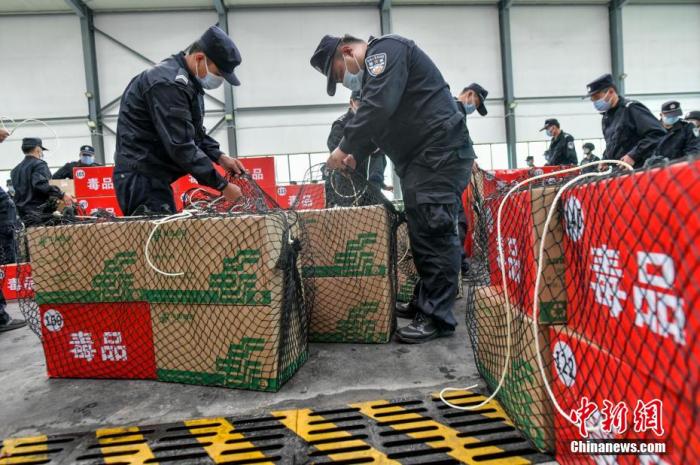 资料图:海南集中销毁毒品现场,执法人员将毒品用网袋打包。骆云飞 摄 点击进入下一页