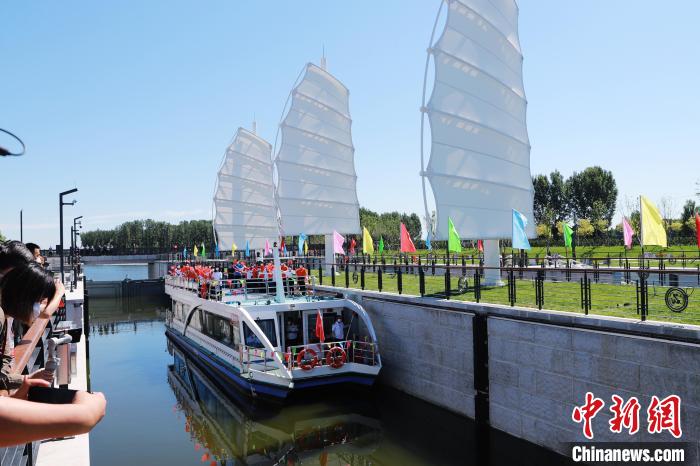 24日上午，京杭大运河北京段、河北段联合举行京冀游船通航仪式。　北京市水务局供图