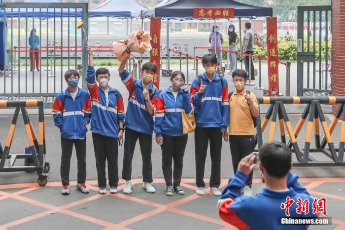 资料图:6月10日下午,北京市2022年高考结束,考生合影留念。 <a target='_blank' href='/'>中新社</a>记者 贾天勇 摄 点击进入下一页
