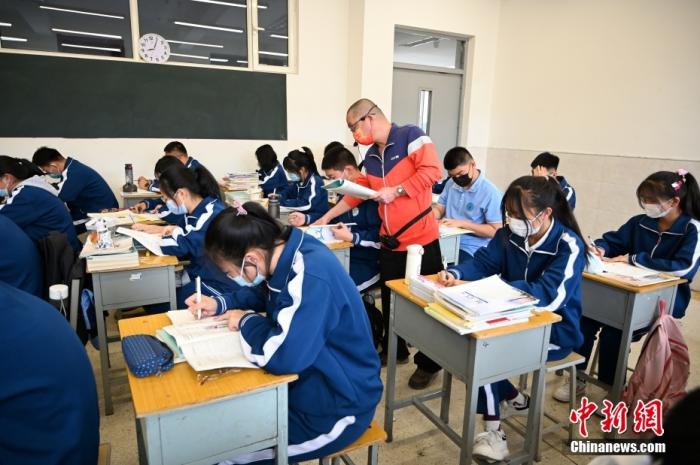 资料图:高中生在上课。<a target='_blank' href='/'>中新社</a>记者 刘文华 摄 点击进入下一页