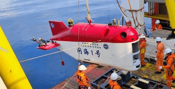 “问海1号”6000米级自主遥控水下机器人正式交付 