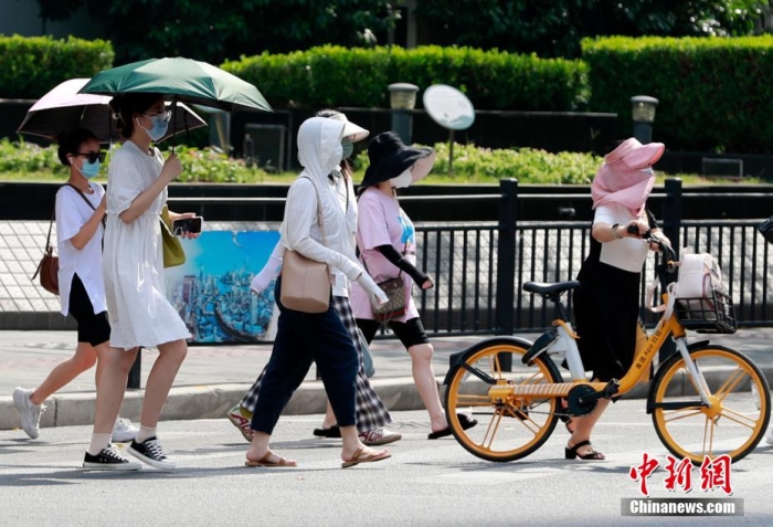 路人“各显神通”躲避炙热的阳光。 汤彦俊 摄 点击进入下一页