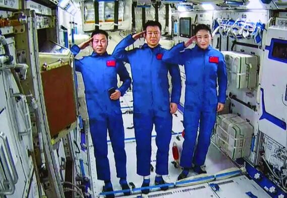神舟十四号航天员乘组顺利进入问天实验舱