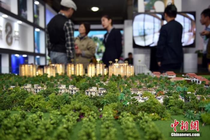资料图：参展商售楼人员向顾客介绍楼盘。 <a target='_blank' href='/' >中新网</a>记者 金硕 摄