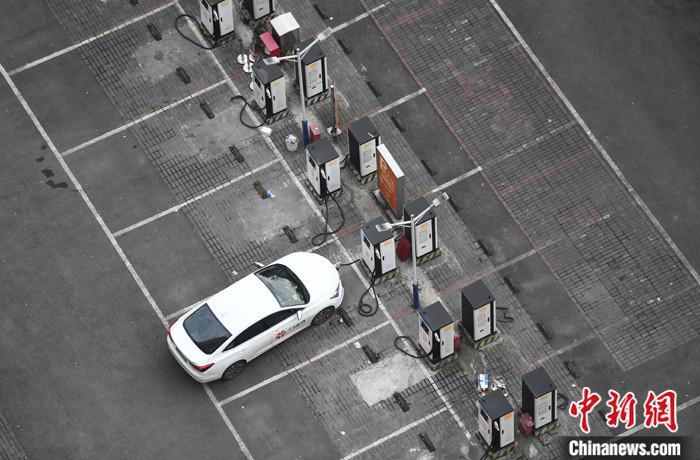 资料图:重庆大渡口一停车场内,车辆正在充电桩处进行充电。<a target='_blank' href='/'>中新社</a>记者 陈超 摄 资料图:重庆大渡口一停车场内,车辆正在充电桩处进行充电。<a target='_blank' href='/'>中新社</a>记者 陈超 摄